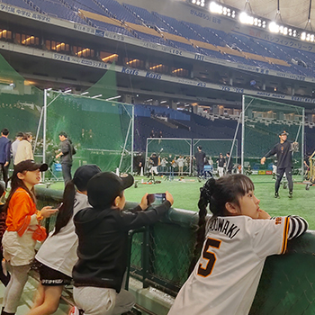 1塁ベンチ 練習見学