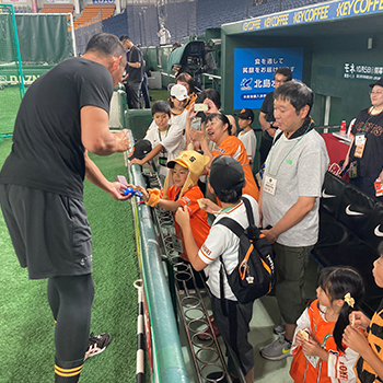 1塁ベンチ 練習見学