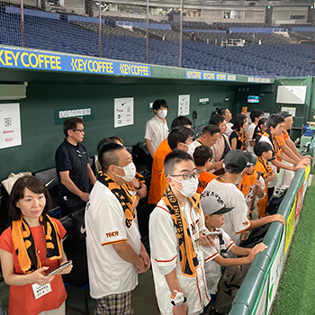 1塁ベンチ 練習見学